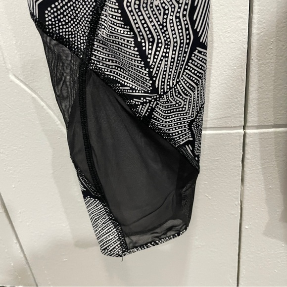 Lululemon Goal Crusher 7/8 Tight in Dottie Tribe White Black / Black - Picture 8 of 16